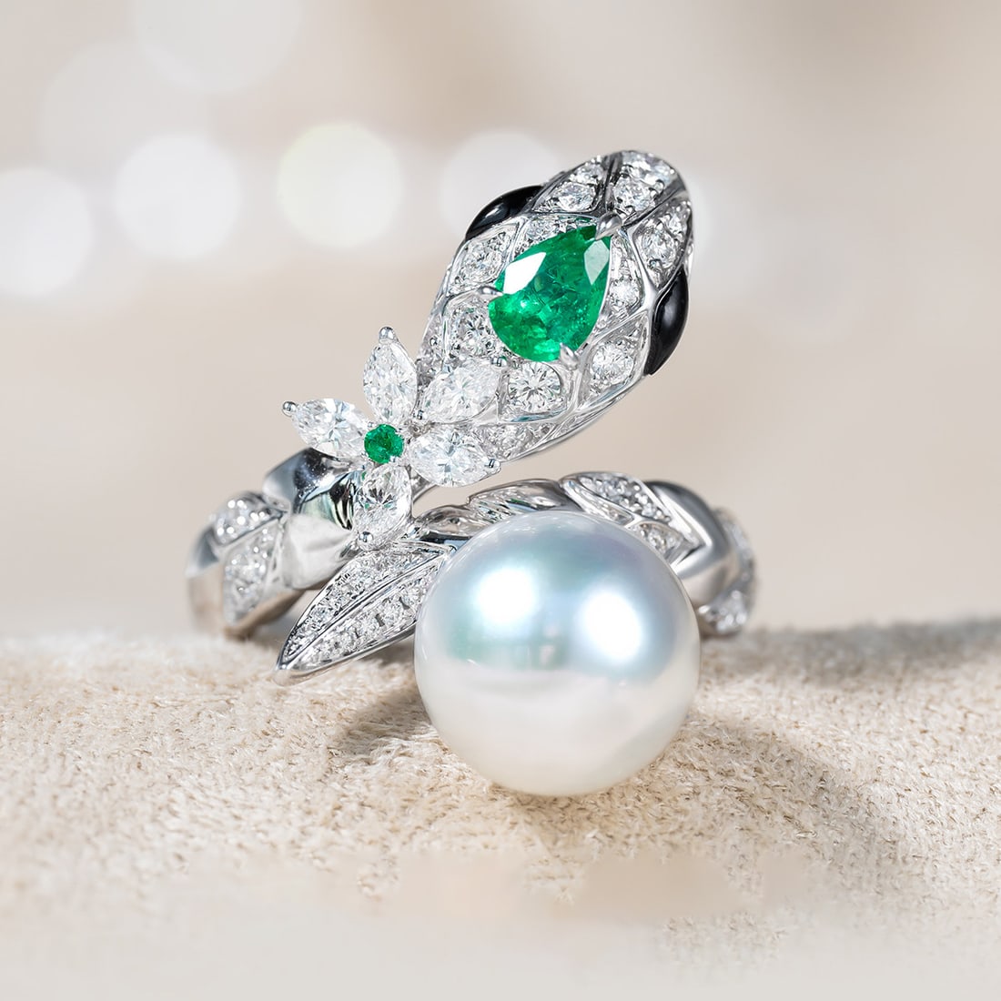 18K Gold Set with Diamond Emerald Seawater Pearl Ring: This ring features an 18K gold base set with diamonds and emerald, paired with a seawater pearl, exuding a noble and elegant aura. The lustrous pearl complements the brilliance of the diamonds, suitab