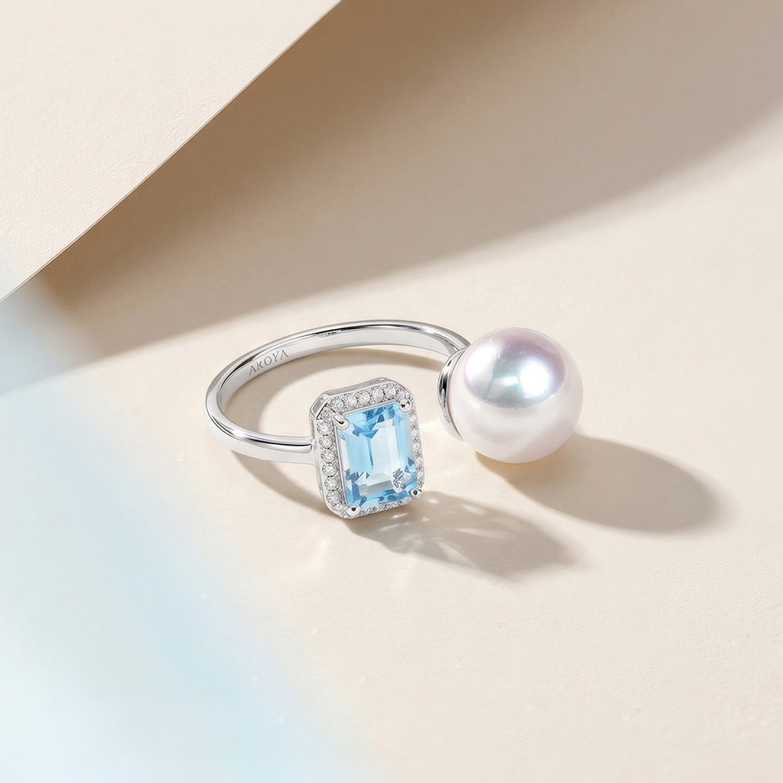 18K Gold Akoya Pearl Ring: This ring features an 18K gold base set with a highly lustrous Akoya pearl, exuding elegance and nobility. The round shape of the pearl complements the metallic sheen, making it suitable for various o