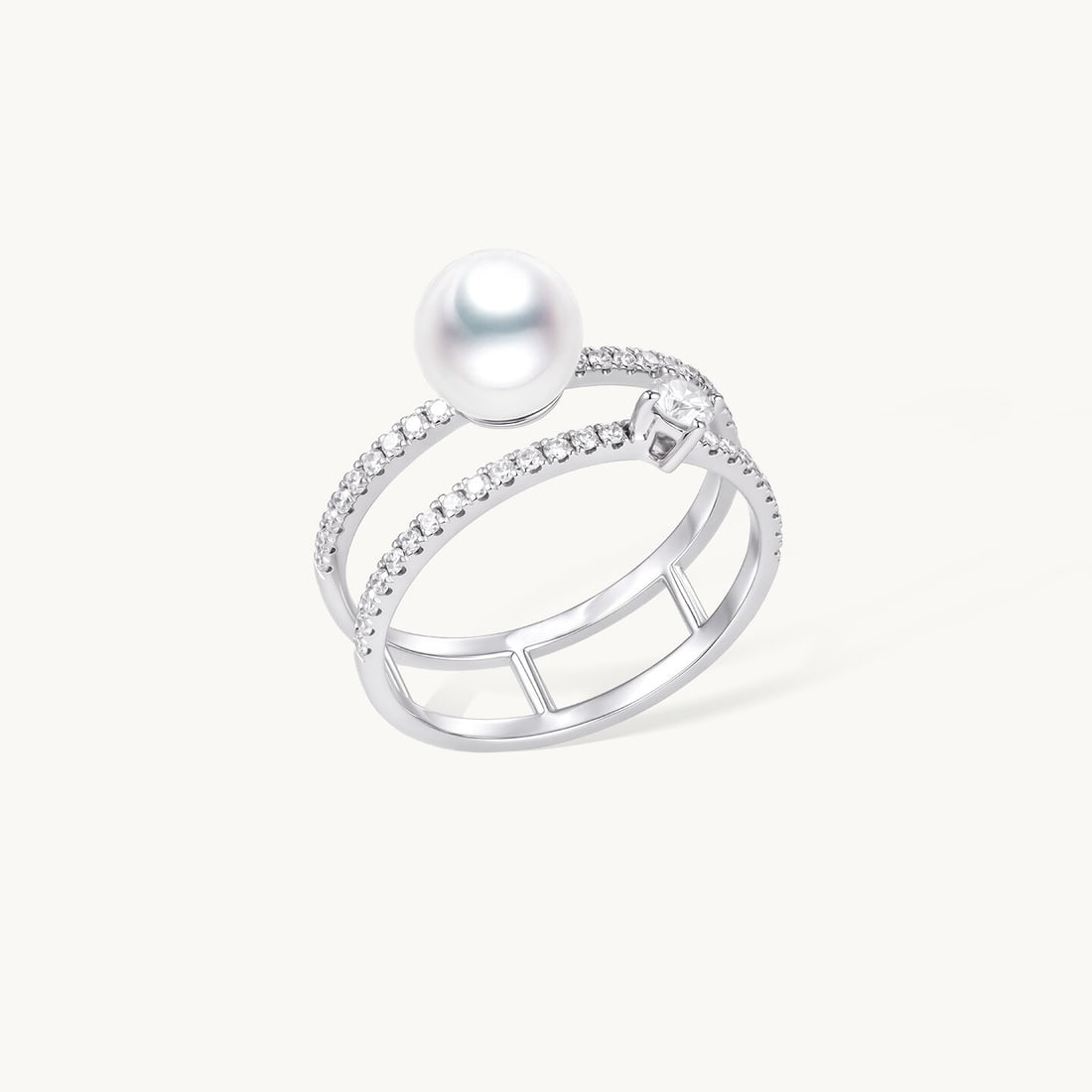 18K Gold Akoya Pearl Ring: This ring features a base of 18K gold, set with a high-luster Akoya pearl, exuding an aura of elegance and nobility. The round shape of the pearl complements the metallic sheen, making it suitable for