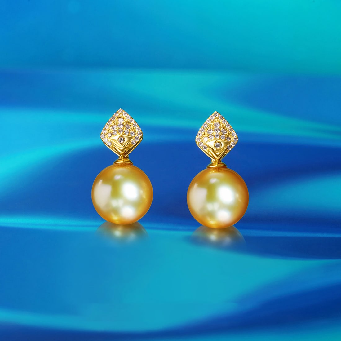 18K Gold South Sea Golden Pearl Earrings: These earrings are meticulously crafted in 18K gold, featuring South Sea golden pearls that exhibit natural luster and noble elegance. The pearls measure between 10 to 11mm in diameter, perfectly acce