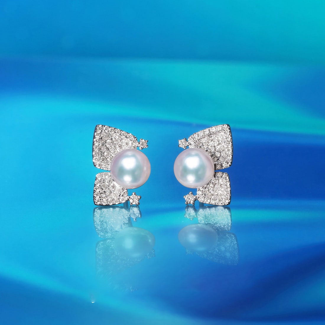 18K Gold Seawater Pearl Earrings: These earrings are meticulously crafted in 18K gold, set with sparkling diamonds and elegant seawater pearls, showcasing a perfect blend of nobility and elegance. The luster of the pearls complements 