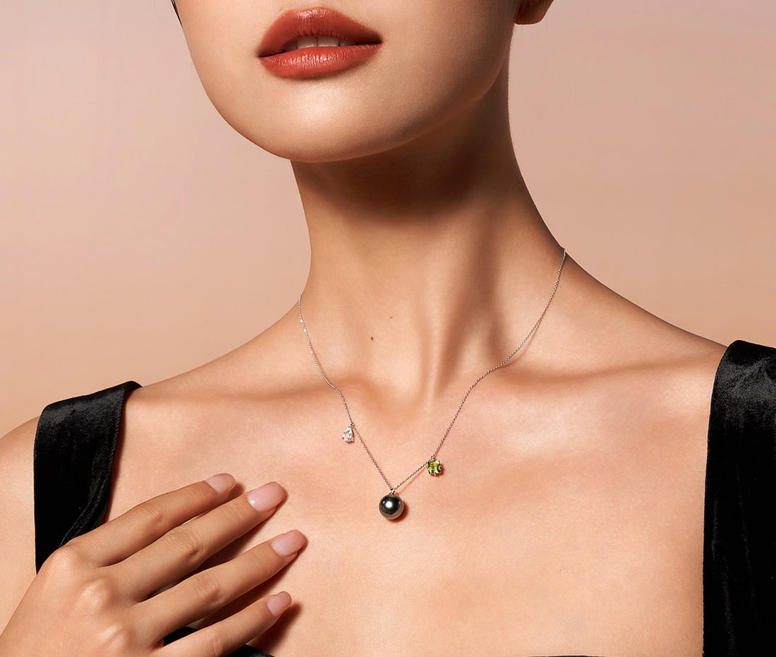 18K Gold Tahitian Black Pearl Necklace: This necklace is meticulously crafted in 18K gold, featuring a Tahitian black pearl that exudes an aura of elegance and nobility. The deep luster of the pearl complements the metallic sheen, making it