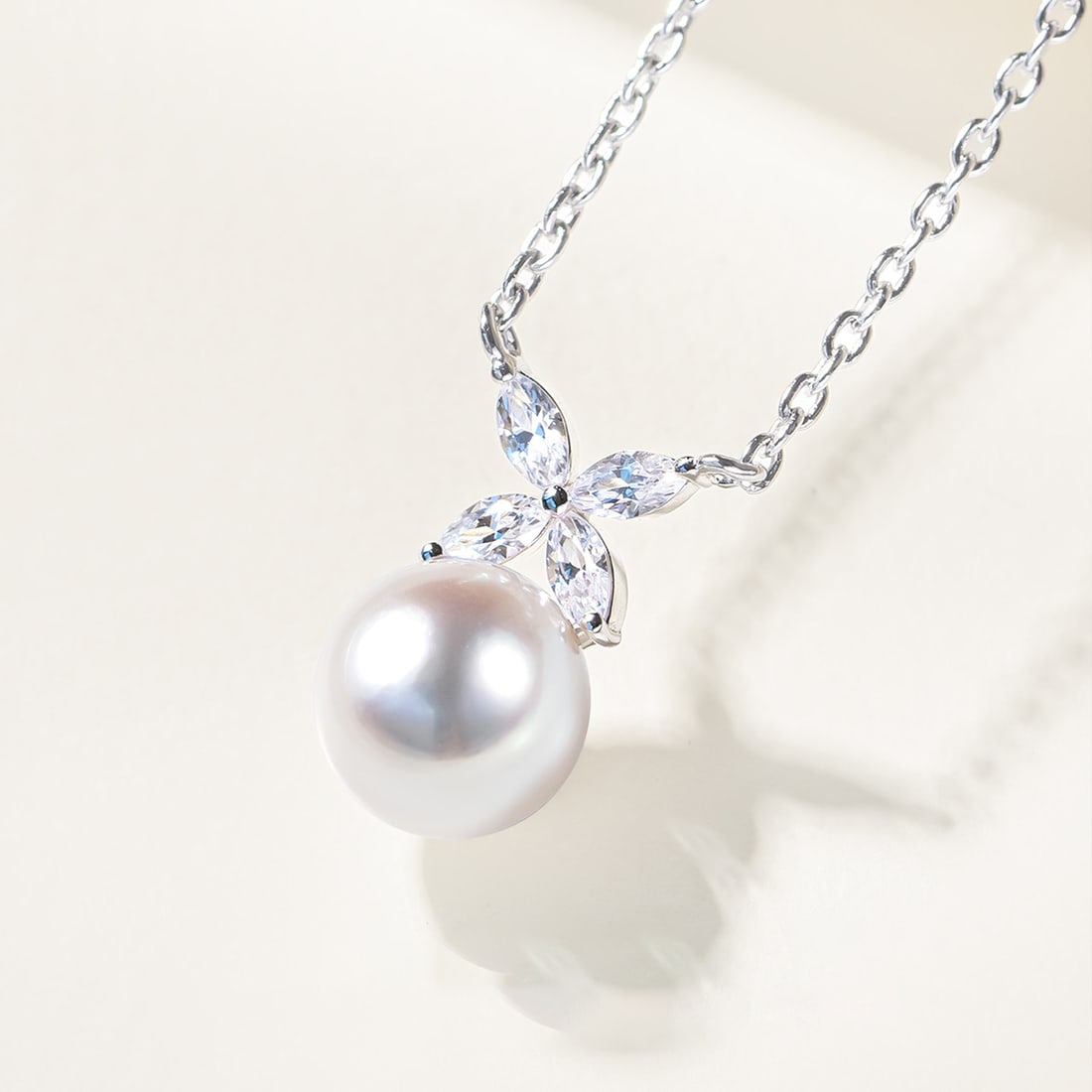 S925 Silver AKOYA Seawater Pearl Pendant: This necklace pendant features an elegant AKOYA seawater pearl, showcasing a classic four-leaf flower design. The luster of the pearl complements the delicate texture of S925 silver, suitable for vari