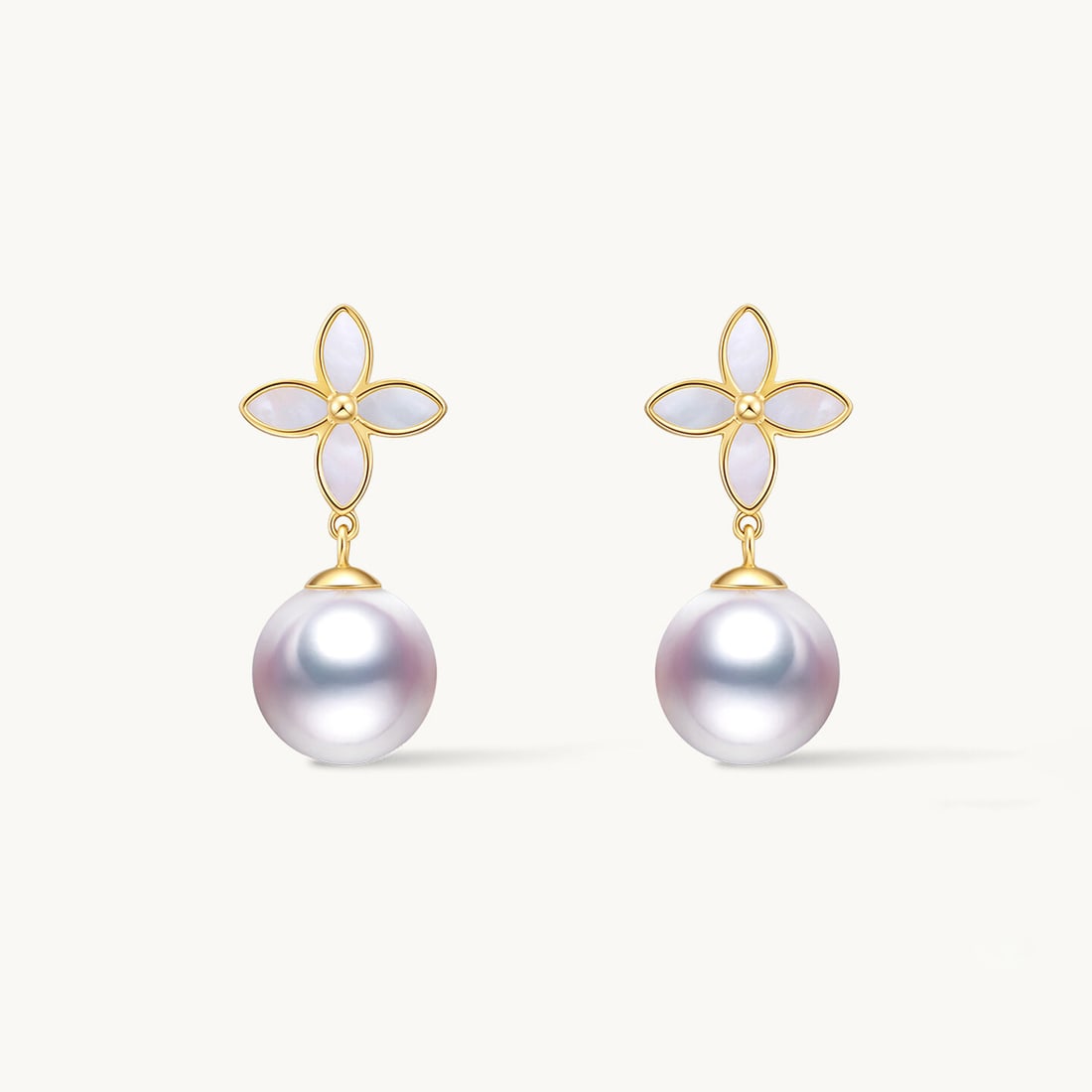 18K Gold Akoya Pearl Earrings: These earrings feature elegant 18K gold paired with lustrous Akoya pearls, exuding a noble aura. The combination of pearl luster and gold is perfect for any occasion. (Pearl diameter 7.5-8mm)
