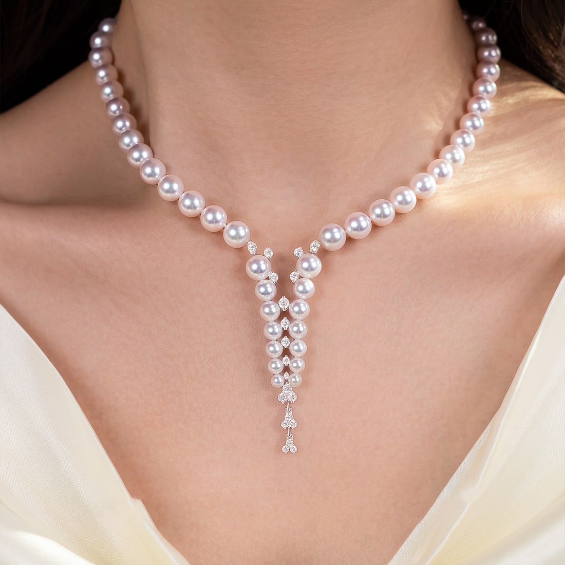 18K Gold AKOYA Pearl Necklace: This necklace is meticulously crafted in 18K gold, paired with elegant AKOYA pearls, showcasing a perfect blend of nobility and elegance. The luster of the pearls complements the brilliance of 18K gol