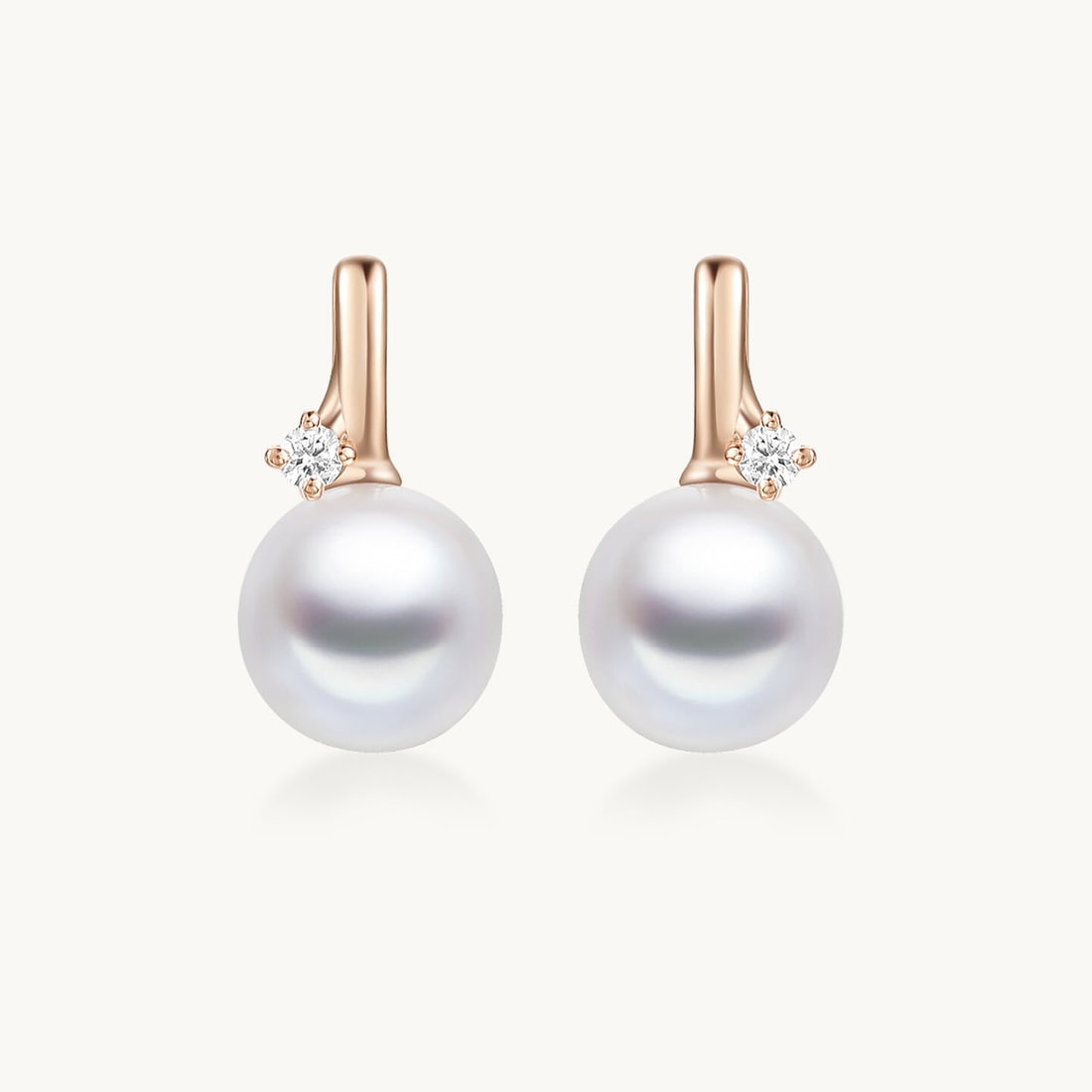 18K Gold Akoya Pearl Earrings: These earrings are crafted in 18K gold, featuring elegant Akoya pearls, showcasing a simple yet noble style. The luster of the pearls complements the brilliance of the metal, suitable for various occa