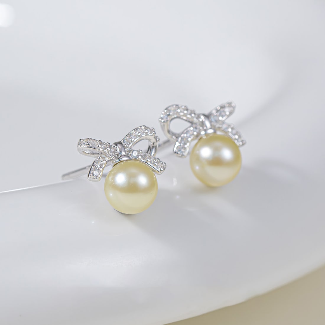 S925 Silver AKOYA Seawater Pearl Earrings: These earrings feature elegant AKOYA seawater pearls, showcasing a natural, lustrous sheen. The delicate S925 silver setting perfectly complements the noble quality of the pearls. Suitable for various