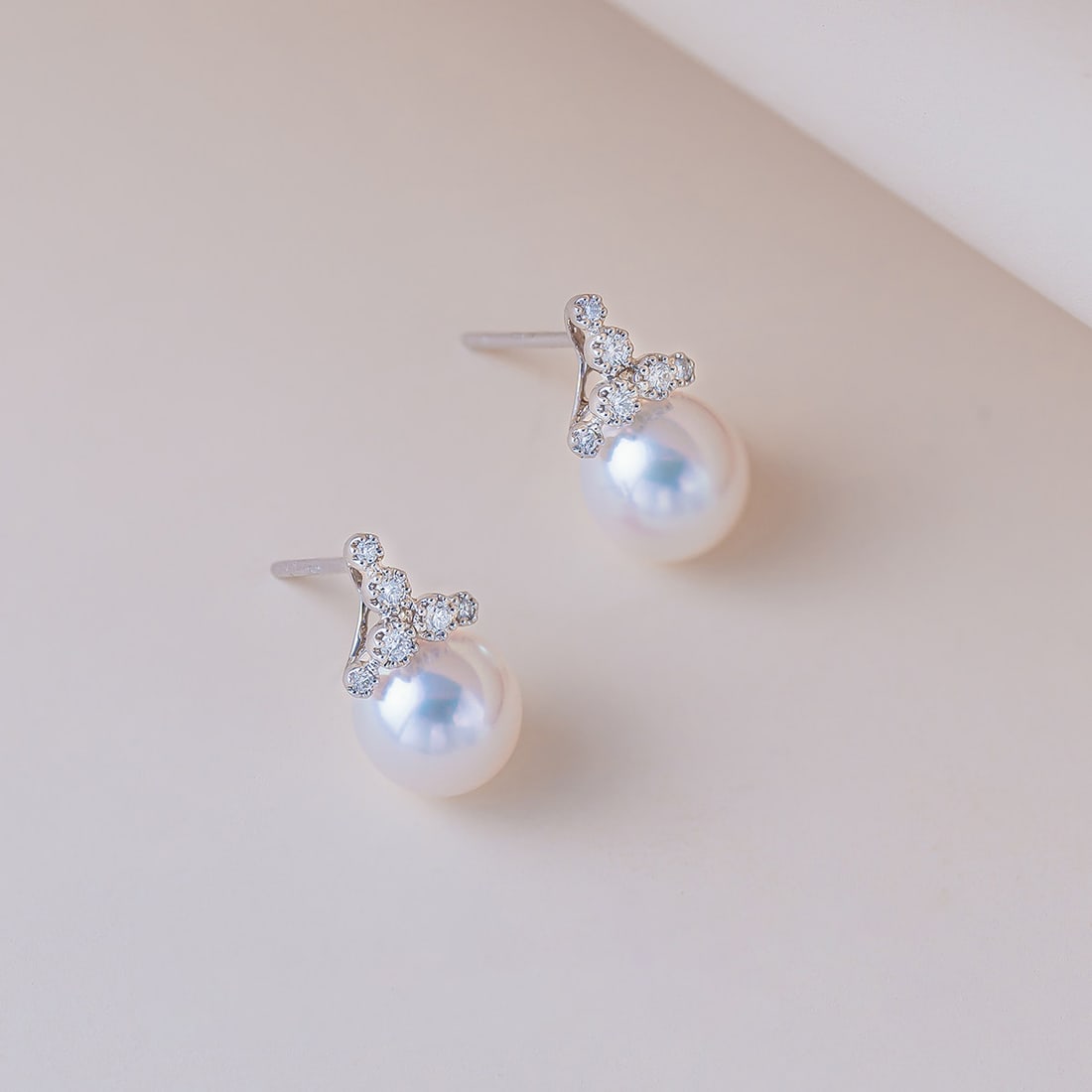 18K Gold Akoya Pearl Earrings: These earrings are crafted in 18K gold, featuring elegant Akoya pearls that exude a sense of nobility and elegance. The luster of the pearls complements the shine of the metal, suitable for any occasi