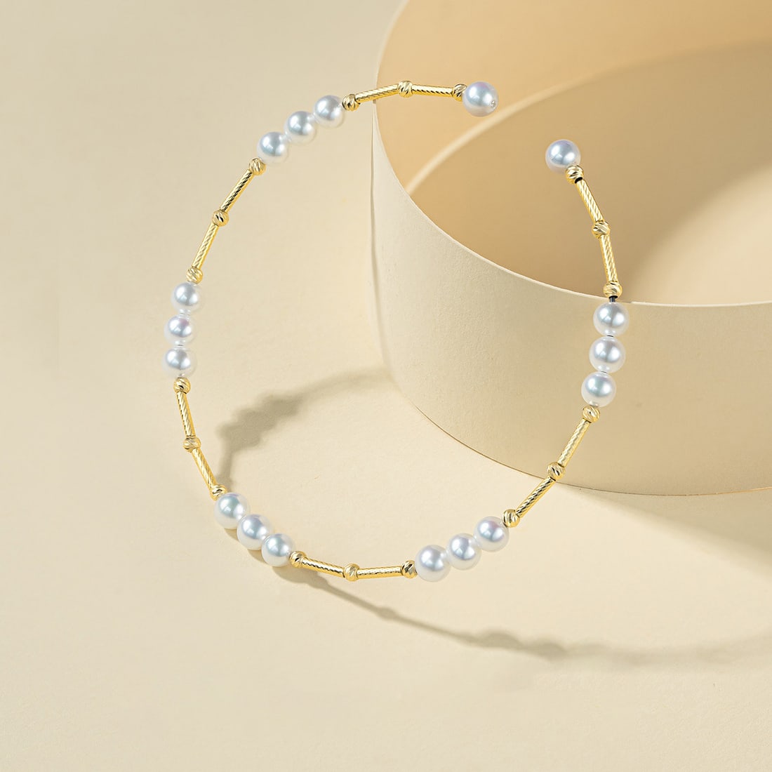18K Gold Freshwater Pearl Bracelet: This bracelet features a base of 18K gold paired with exquisite freshwater pearls, exuding an elegant aura. The luster of the pearls complements the golden chain, suitable for various occasions. The d