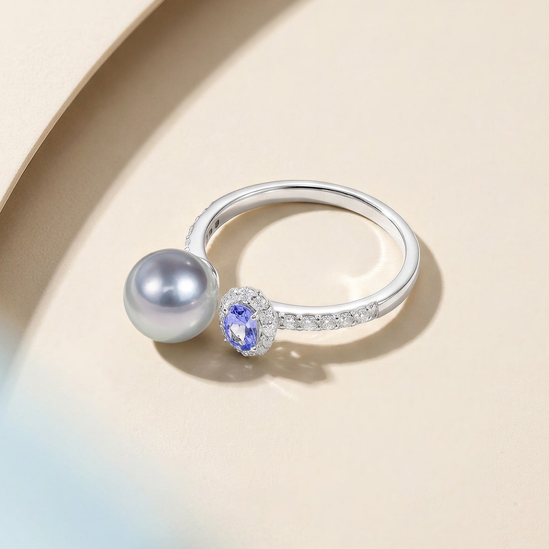 18K Gold Seawater Pearl Ring: This ring features an 18K gold base set with a high-luster seawater pearl, exuding an aura of elegance and nobility. The roundness of the pearl complements the metallic sheen, making it suitable for v