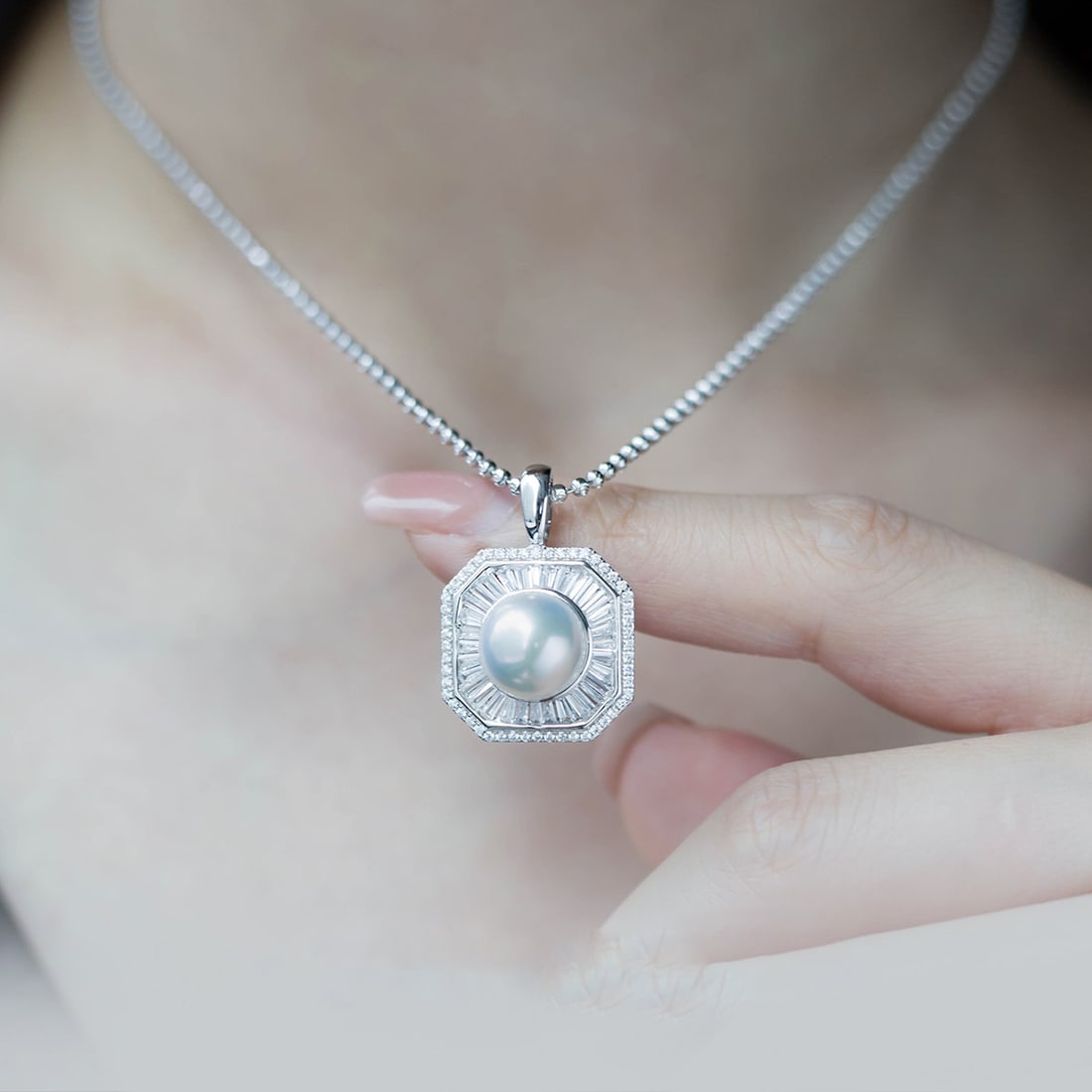 S925 Silver AKOYA Freshwater Pearl Pendant: This pendant showcases the natural luster of AKOYA freshwater pearls with an elegant design, paired with S925 silver material, exuding noble temperament. The pearl diameter is 10-11mm, perfectly prese