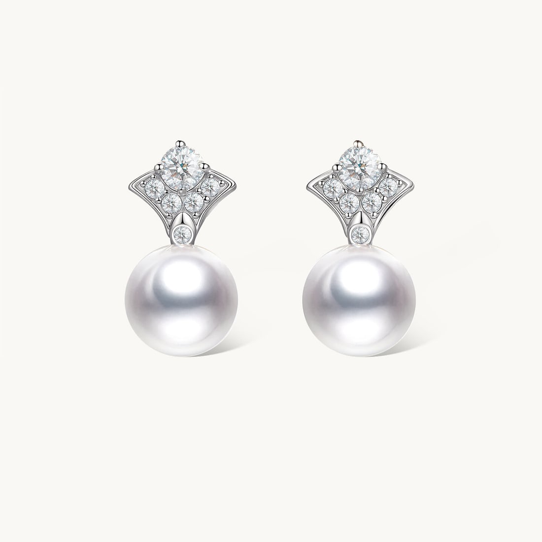 S925 Silver Seawater Pearl Earrings: These earrings feature elegant S925 silver settings paired with lustrous seawater pearls, exuding a simple yet noble charm. The pearl's luster complements the silver's shine, suitable for various occa