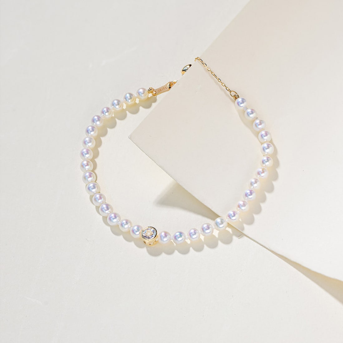 18K Gold Freshwater Pearl Bracelet: This bracelet is meticulously crafted in 18K gold, paired with elegant freshwater pearls, showcasing a simple yet luxurious style. The luster of the pearls complements the golden hue, suitable for var
