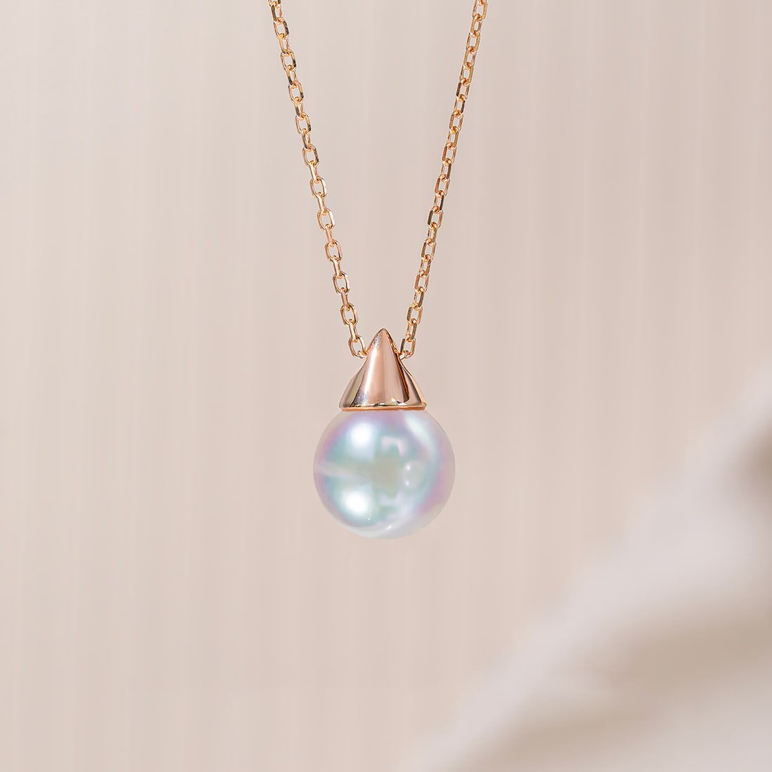 18K Gold Akoya Pearl Necklace: This necklace features 18K gold and Akoya pearls, showcasing an elegant luster. The pearls have a diameter of 8-8.5mm, perfectly highlighting the wearer's noble temperament. The necklace length is 45c