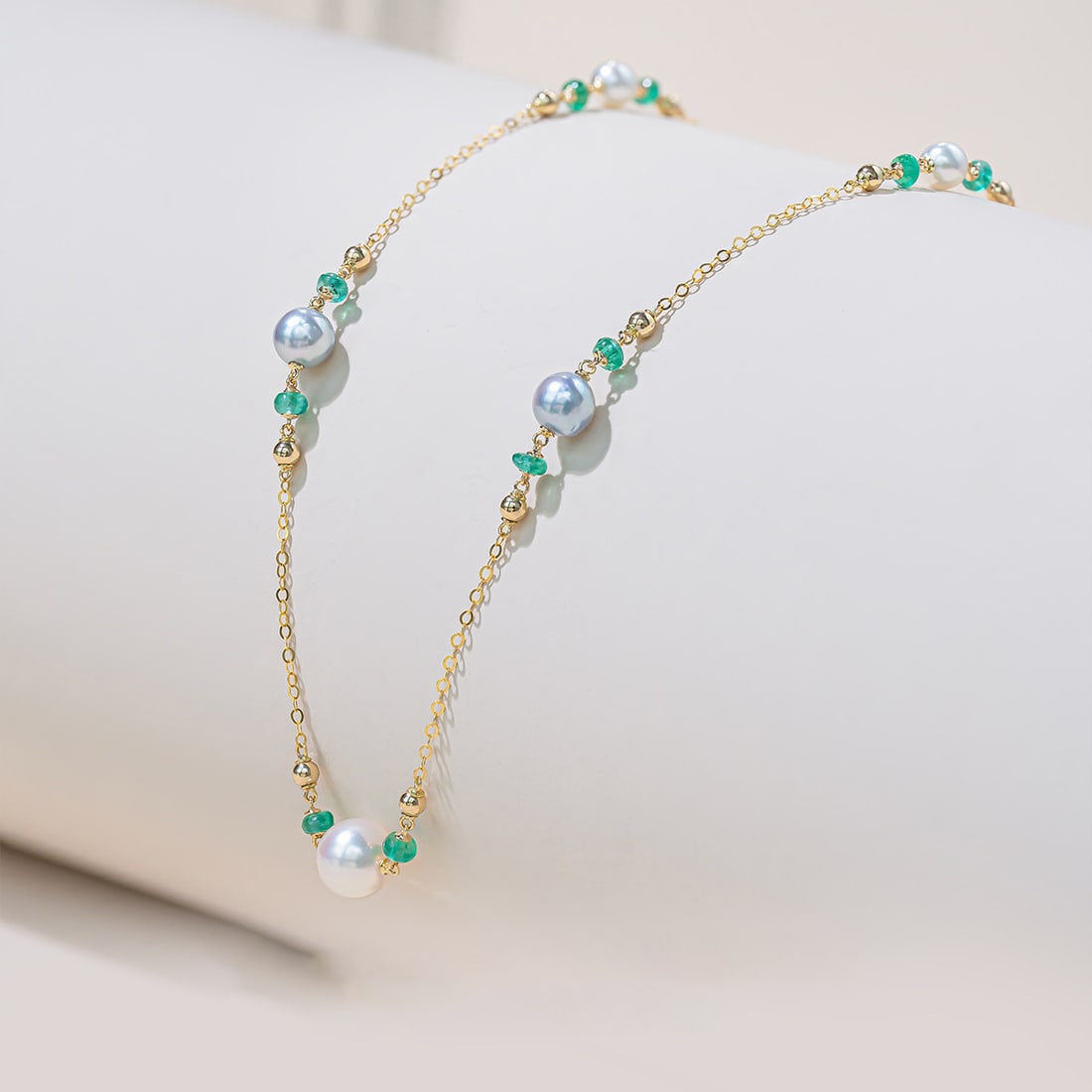 18K Gold Emerald Seawater Pearl Necklace: This necklace features 18K gold, set with emeralds and seawater pearls, showcasing a perfect blend of elegance and luxury. The luster of the pearls and the color of the emeralds complement each other,