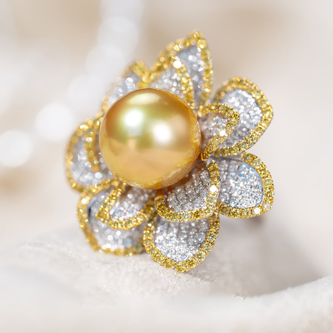 18K Gold South Sea Pearl Ring: This ring is meticulously crafted in 18K gold, set with an elegant South Sea pearl, showcasing the natural luster and noble quality of the pearl. The round shape of the pearl perfectly combines with t