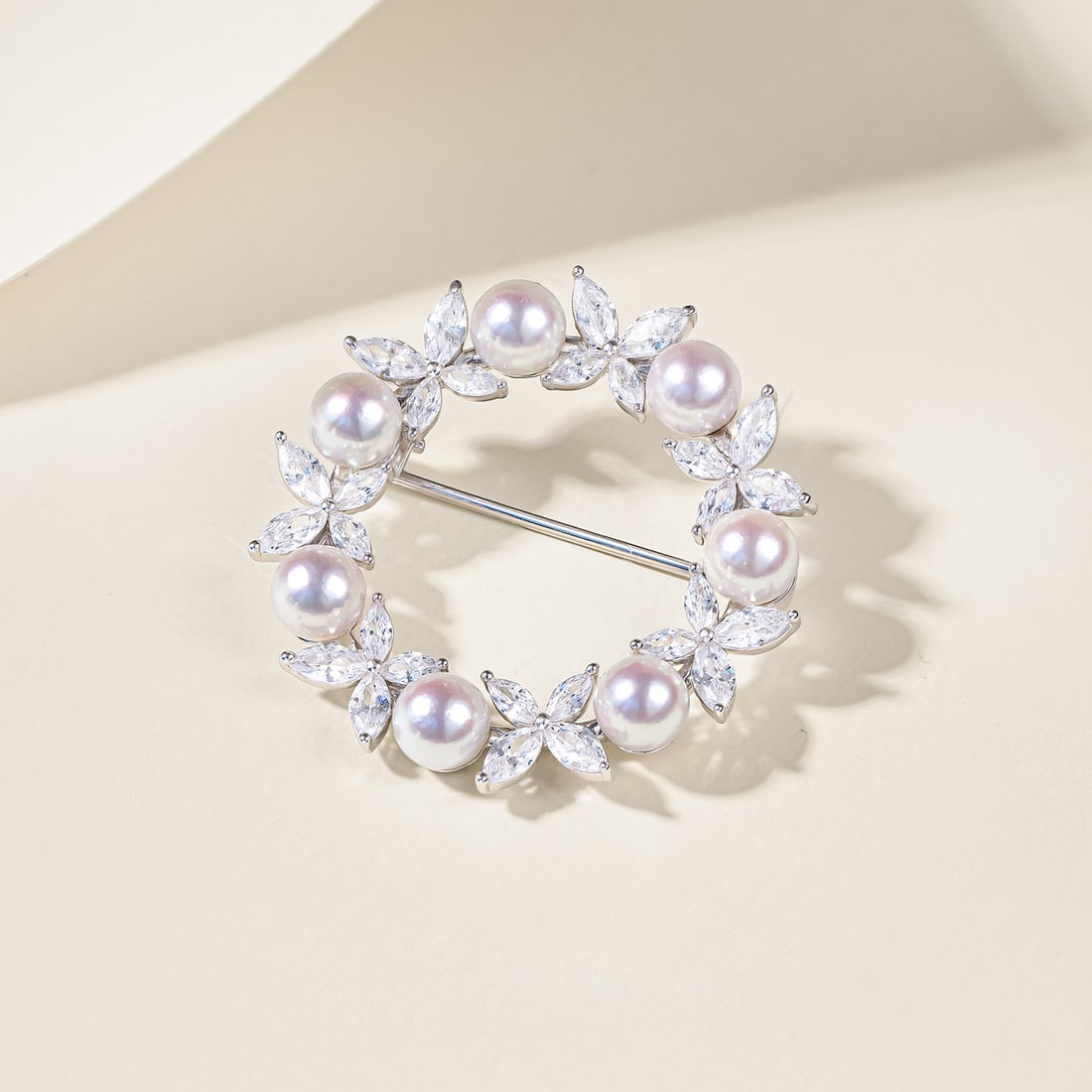 S925 Silver Seawater Pearl Brooch: This brooch elegantly showcases the natural luster of seawater pearls, with a perfect combination of round pearls and silver setting, exuding nobility and elegance. The delicate texture of the pearls 