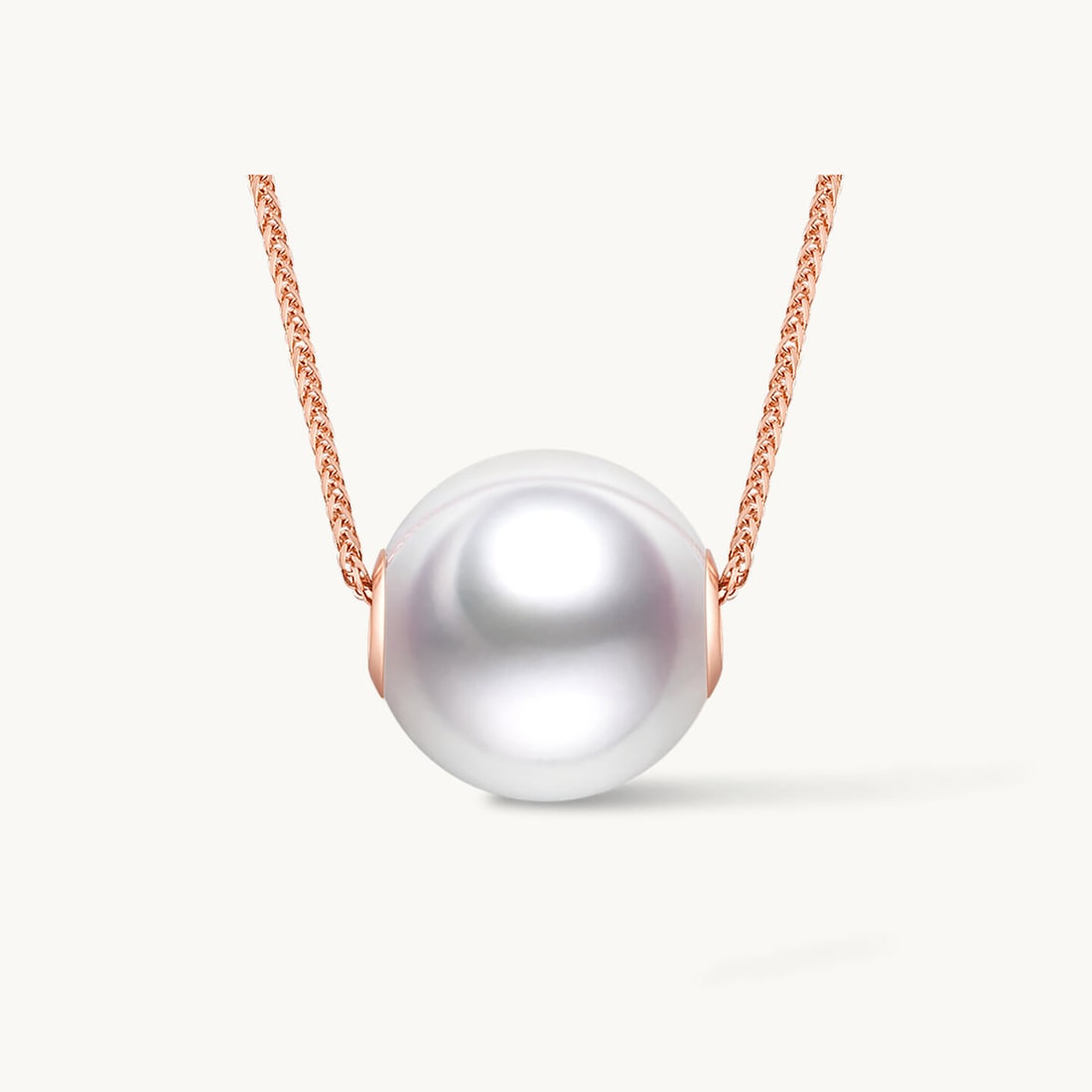18K Gold Akoya Pearl Pendant: This necklace pendant is meticulously crafted in 18K gold, paired with elegant Akoya pearls, exuding a noble aura. The luster of the pearls complements the brilliance of the metal, suitable for variou