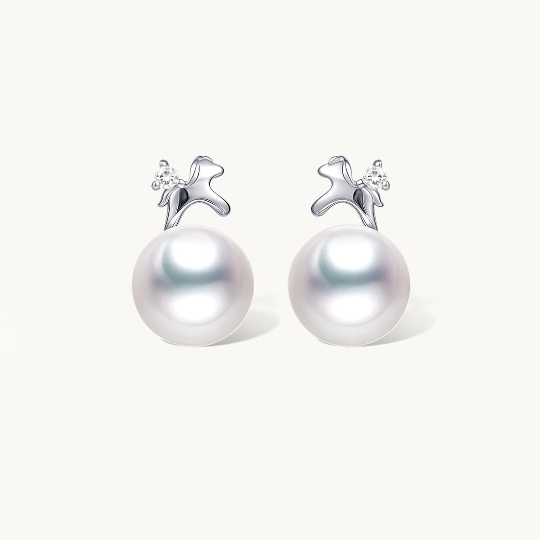 S925 Silver Seawater Pearl Earrings: These earrings feature elegant seawater pearls as the main stone, complemented by exquisite moissanite, showcasing understated luxury. The round luster of the pearls harmonizes with the shine of silve