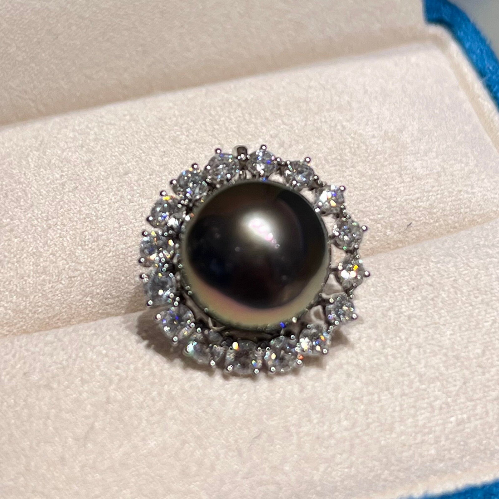 18K Gold Tahitian Pearl Pendant: This pendant is meticulously crafted in 18K gold, featuring a lustrous Tahitian pearl that embodies a perfect blend of elegance and luxury. The pearl's sheen complements the brilliance of the metal, m