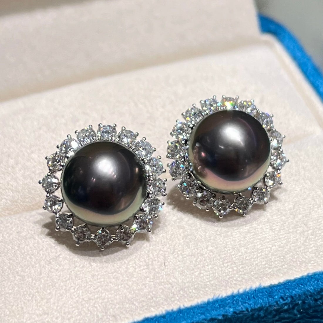 18K Gold Tahitian Pearl Earrings: These earrings are meticulously crafted in 18K gold, featuring Tahitian pearls that exude an elegant aura. The lustrous pearls complement the shine of the metal, making them suitable for any occasion.