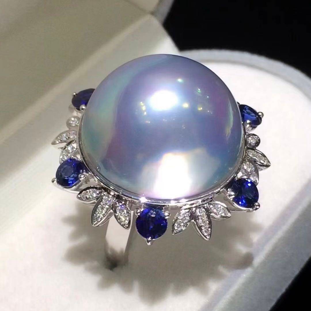 18K Gold Mabe Pearl Ring: This luxurious 18K gold ring pendant dual wear piece features an elegant Mabe pearl with a diameter of 19-20mm, showcasing the natural luster and noble aura of the pearl. The combination of blue pearl