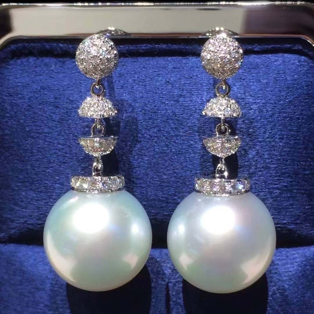 18K Gold South Sea White Pearl Earrings: These earrings are meticulously crafted in 18K gold, featuring South Sea white pearls that embody a perfect blend of elegance and luxury. The luster of the round pearls complements the brilliance of t