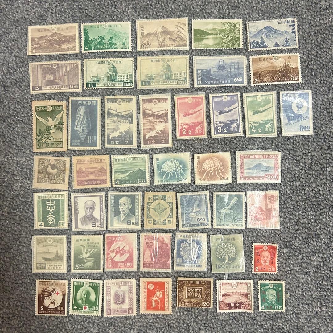 A set of 45 Japanese gold coin stamps: A set of 45 Japanese gold coin stamps Some are wrapped in thin paper for preservation. As shown in the images, there are signs of tearing, stains, etc.