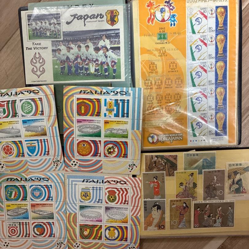 A bundle of foreign and Japanese stamps collected during the Showa period.: This is a bundle of foreign and Japanese stamps collected during the Showa period. Most items appear to be brand new. Some items have been used. There is a wide variety of designs available, including