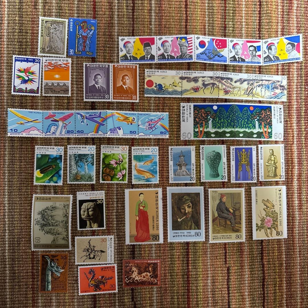 Foreign Stamps: 40 Korean Stamps (Unused): This is a set of 40 Korean stamps. The first photograph shows the entire contents. While there are no obvious stains, please understand that this item has been stored for a long time.