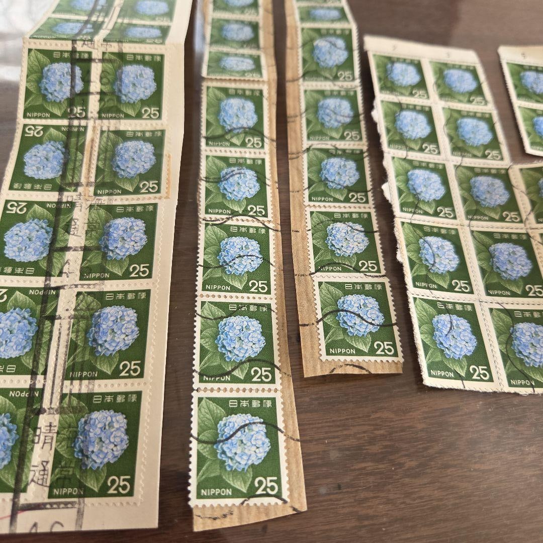 Japanese 25 Yen Hydrangea Stamps (Multiple): A set of multiple used 25 Yen stamps, featuring hydrangeas of Japan. Type: Used stamps Design: Hydrangeas Denomination: 25 Yen Quantity: Multiple Country: Japan