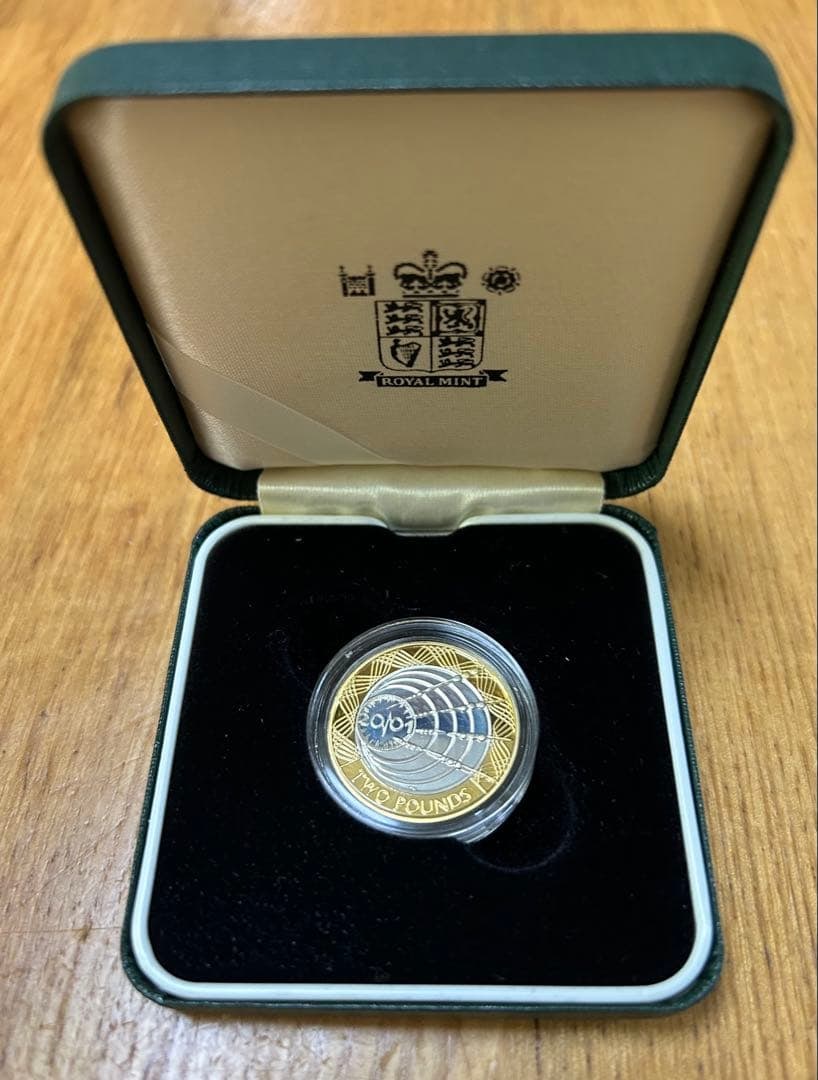 Two-pound coin with spider web pattern - 5