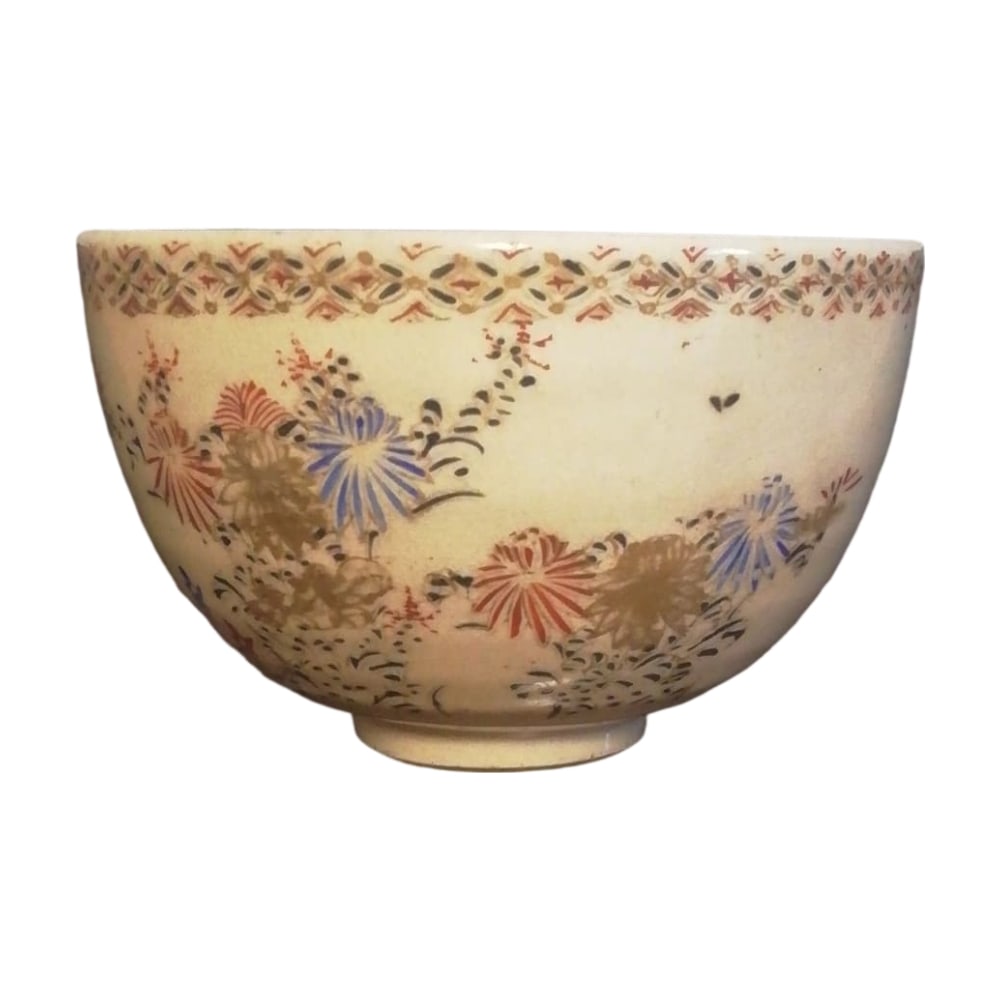 Satsuma ware tea bowl with floral pattern, with box, tea ceremony utensil.: This is a Satsuma ware tea bowl with floral motifs. This piece features exquisite floral patterns. There is a slight crack, but it is not very noticeable. Width: approximately 11 cm, Height: approxima