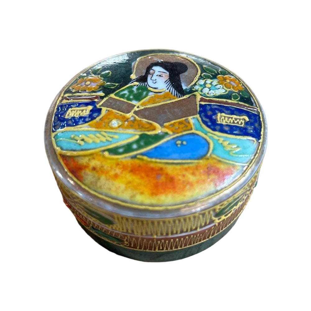 Tea Ceremony Implements: Incense Box, Ceramics, Satsuma Ware, Small Object Container: Its vibrant colors and ornate decorative style. The piece shows no obvious cracks or damage, but as an antique, due to its age, it inevitably has some signs of wear. Displaying it for appreciation is 