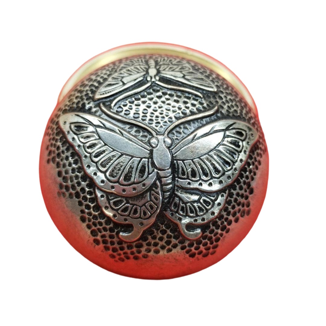 A brass incense box with butterfly motif by Hokko, complete with original box, metalwork, tea: This is a brass incense box crafted by Hokko, adorned with butterfly motifs. Artist: Hokko Otoko Material: Brass Decoration: Butterfly motifs (relief) Accessories: Original box