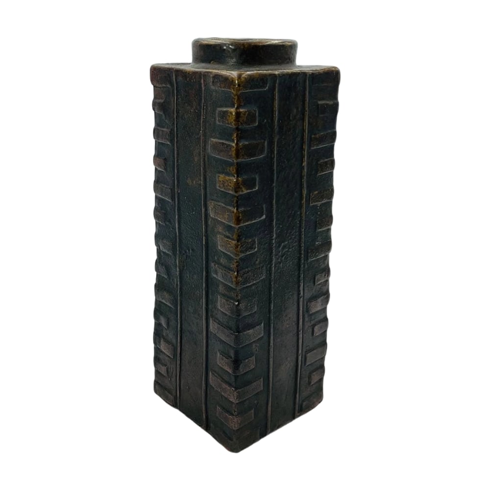 A Late Edo Period Bizen Ware Vase with Wooden Handle, Accompanied by a Paulownia Wood Box: This is a late Edo period Bizen ware wooden-handled vase. Although there are some stains and wear (due to its age), the overall condition is good. It comes with a paulownia wood box and cloth. Dimensi