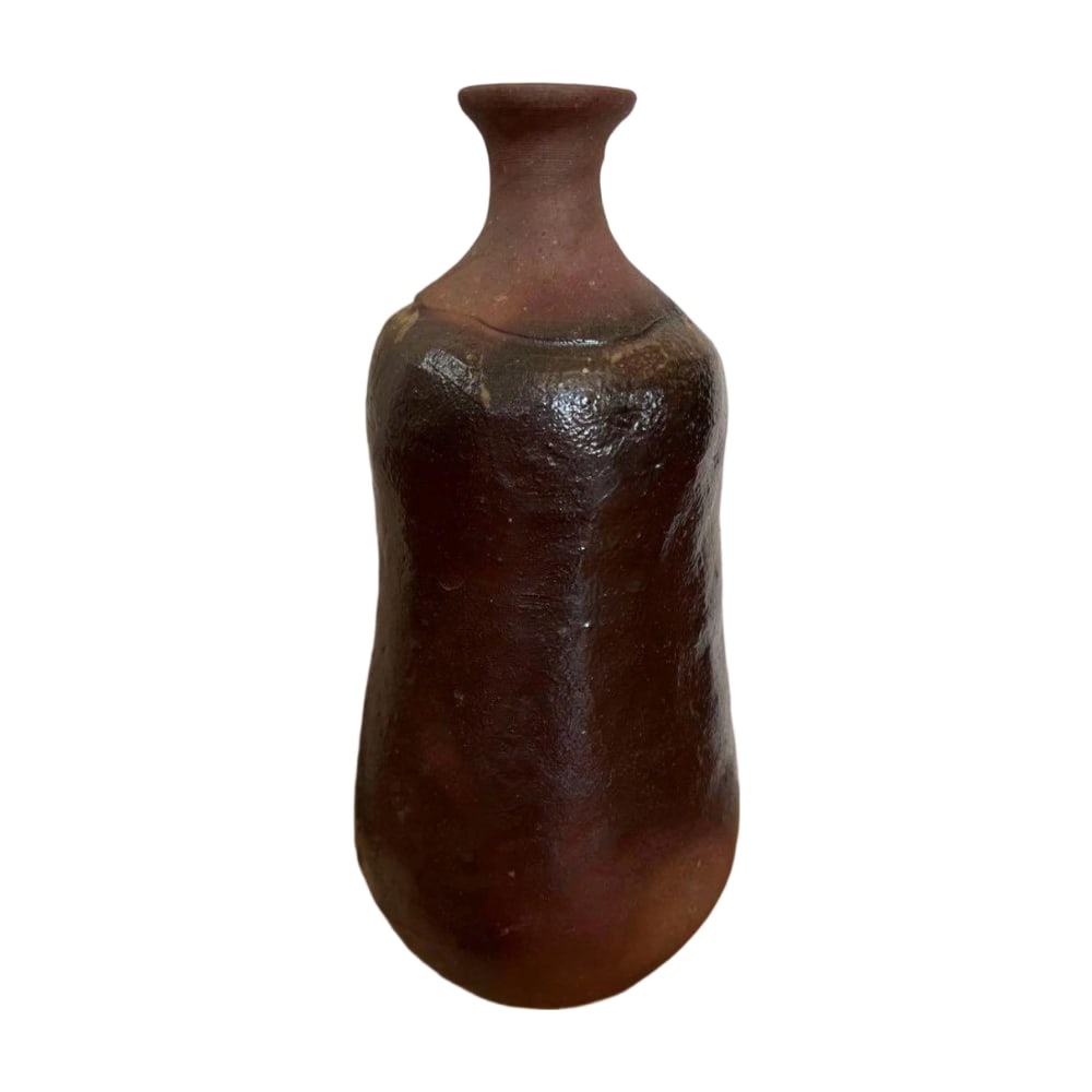 Popular Artist / Bizen Ibe Style Sake Bottle / With Original Box and Cloth Bag: This is an exquisite and elegant sake bottle created by the popular Bizen ware artist Takamori after studying ancient Bizen ware. Although sake bottles are typically associated with pouring sake, its 