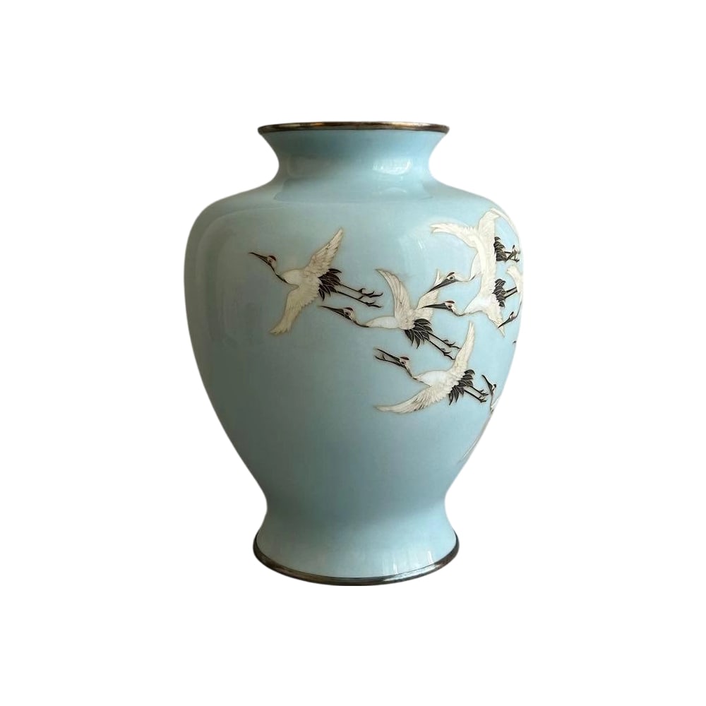 Cloisonne Enamel Vase with Crane Motif, Decorated with Stand, Accompanied by Original Box: This is an exquisite vase depicting a gracefully flying crane. The elegant light blue color and intricate crane pattern are striking. Accompanied by the original packaging box and wooden base. Dimensi