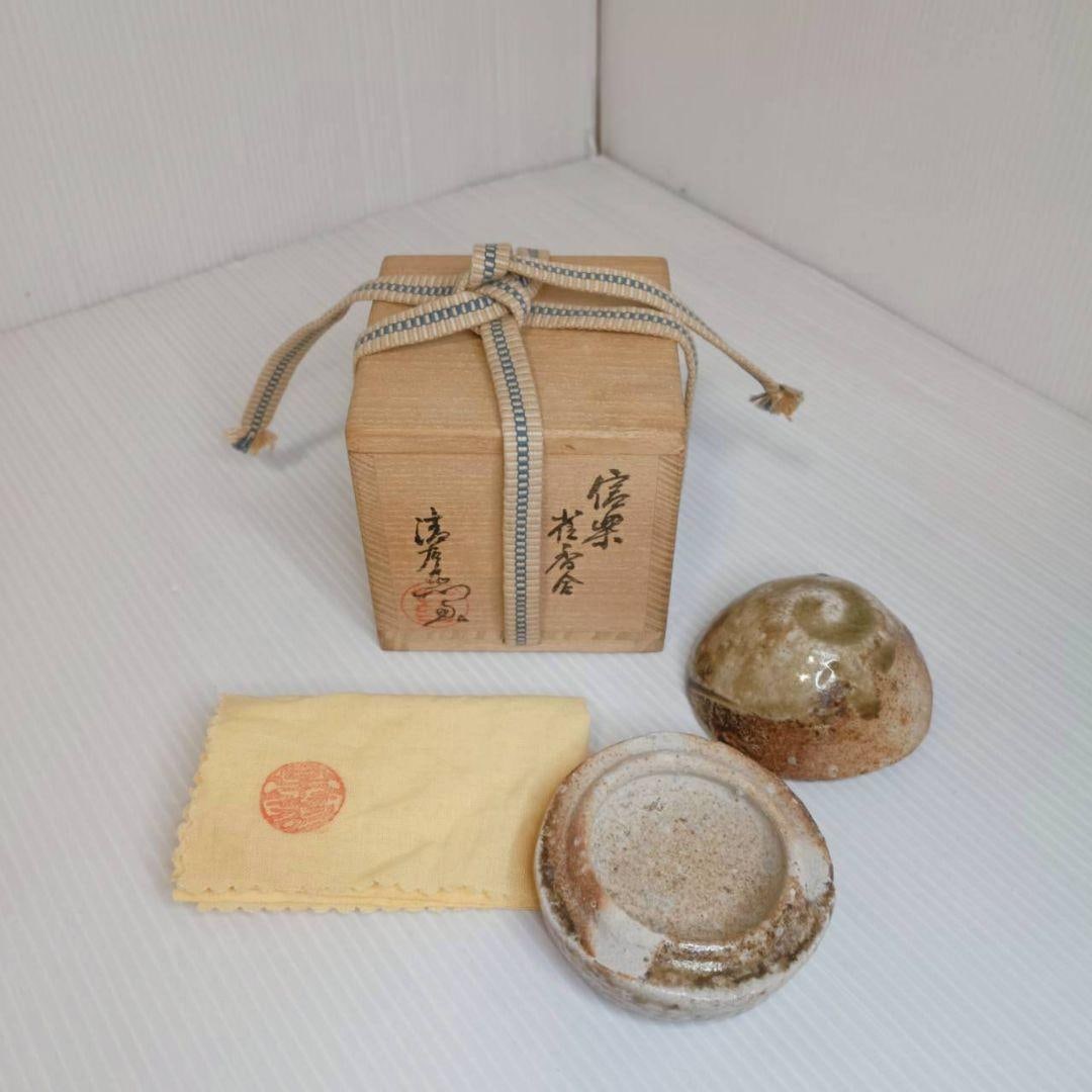 This is an incense box crafted by the Shigaraki ware master Taniguchi Seiuemon (pen name: Ichidai).: This is an incense box crafted by the Shigaraki ware master Tani Seiuemon (pen name: Ichidai). This exquisite piece features a charming round dome shape, with the rustic warmth of the clay texture (ch