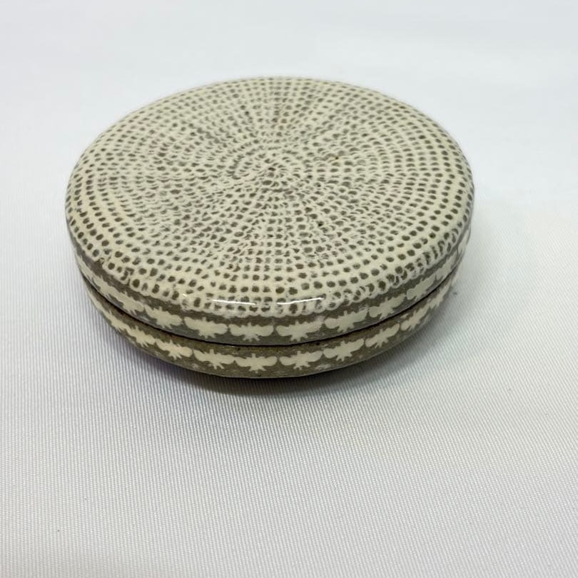Mishima-style incense box by Huang Zhangshu: A Mishima-style incense box by Hwang Jang-su This is a Mishima-style incense box crafted by the Korean ceramic artist. It is well-preserved and in excellent condition.