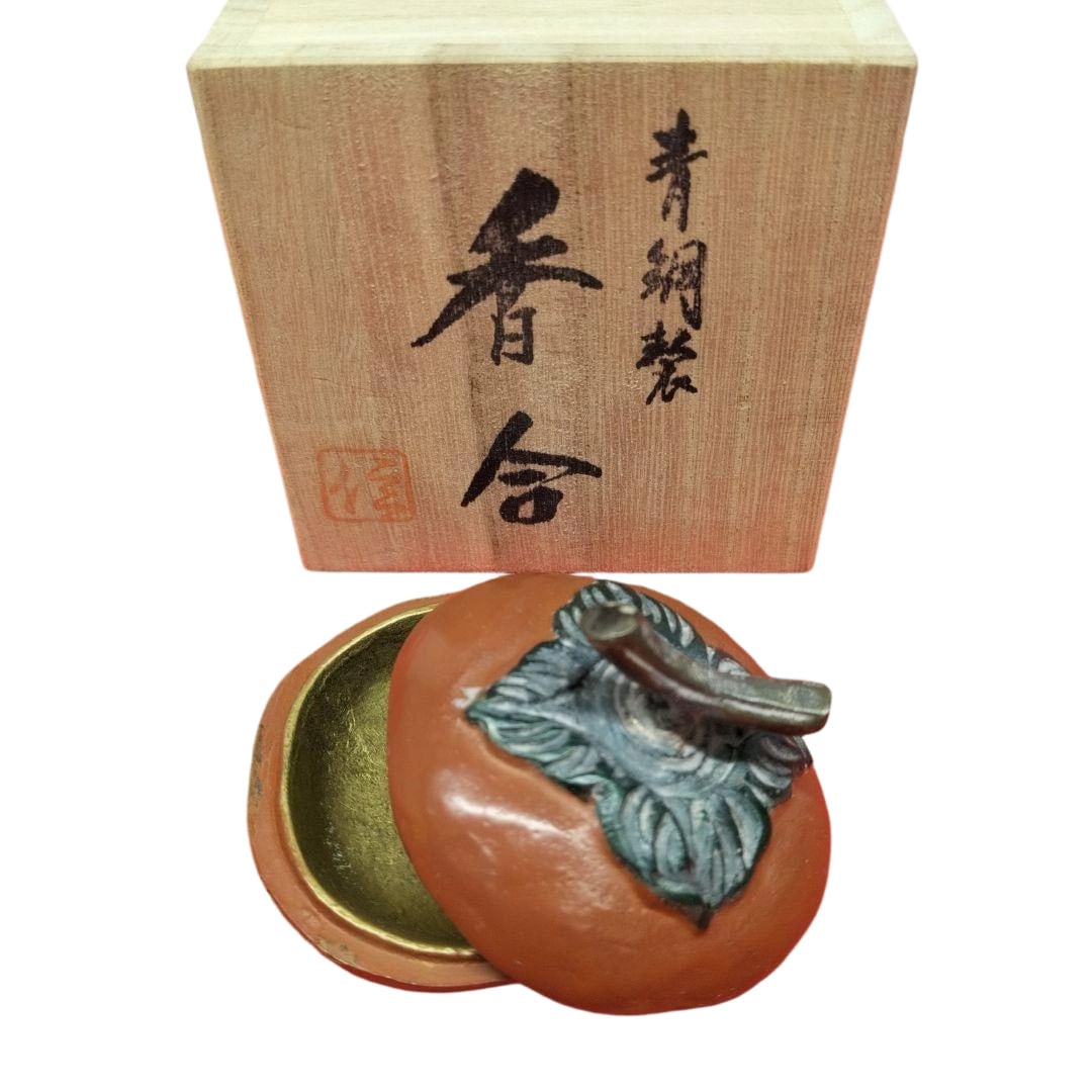 Persimmon-shaped bronze incense box, tea ceremony utensil, with original box.: Persimmon-shaped bronze incense box, tea ceremony utensil, with original box. It has not been used, but has been stored for some time.