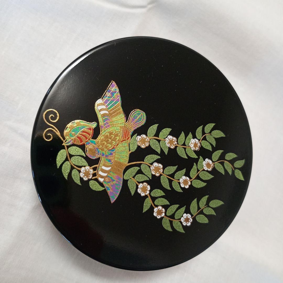 This is a screw-cap incense box, shaped as a mythical bird known as the "Flower-Eating Bird." (1 of 12)