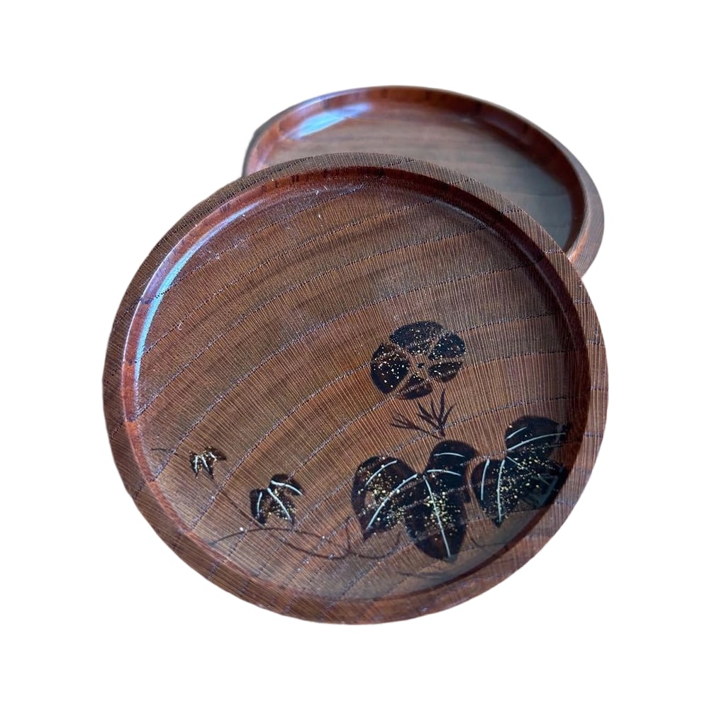 A lacquer incense box with morning glory design by Akihira, accompanied by the original box.: A lacquer incense box with morning glory design by Akihira, accompanied by the original box. Dimensions Diameter: approximately 7 cm Height: approximately 2.2 cm Condition Cracks or chips: None Other: