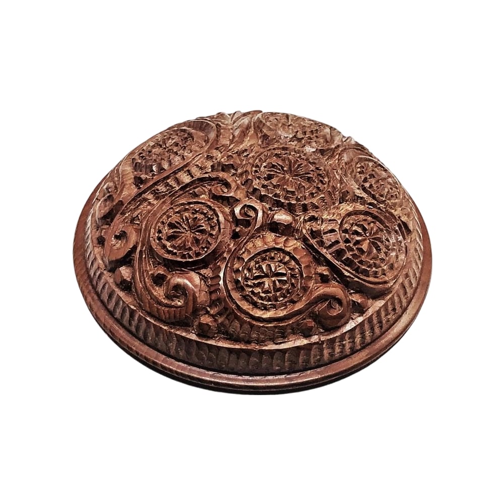Zitan Wood Incense Box: Crafted from Japanese yew wood, featuring a geometric pattern of fern-shaped floral motifs. Dimensions approximately: Diameter 6.7 cm, Height 3.3 cm Box dimensions: 7.9 x 7.8 x 4.7 cm Weight: Main pie