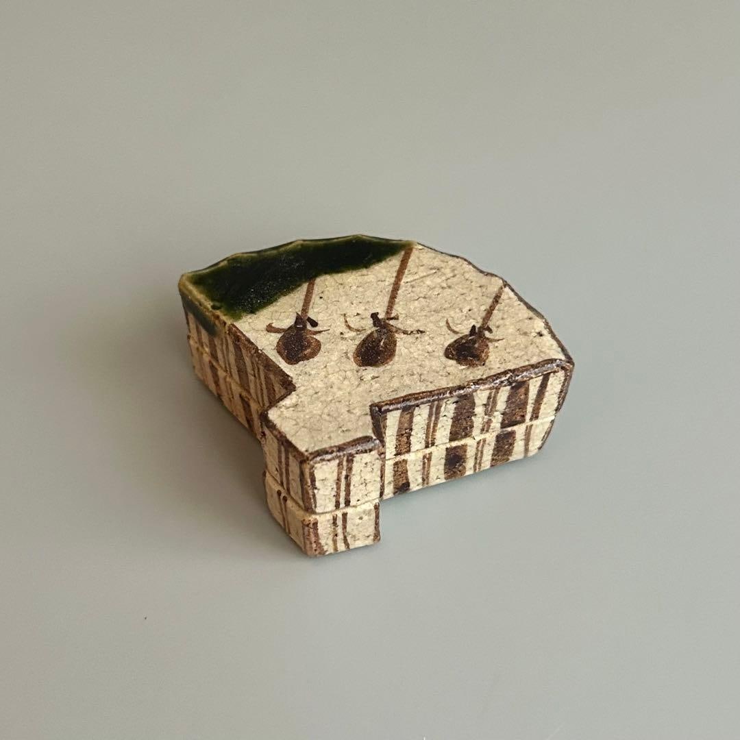 Matsumoto Tessan Oribe Fan-shaped Incense Box, with Original Box and Cloth: This is an Oribe fan-shaped incense box created by Matsumoto Tetsuzan. It features a charming fan-shaped design, with the deep green glaze and warm tones characteristic of Oribe ware. This is a finely