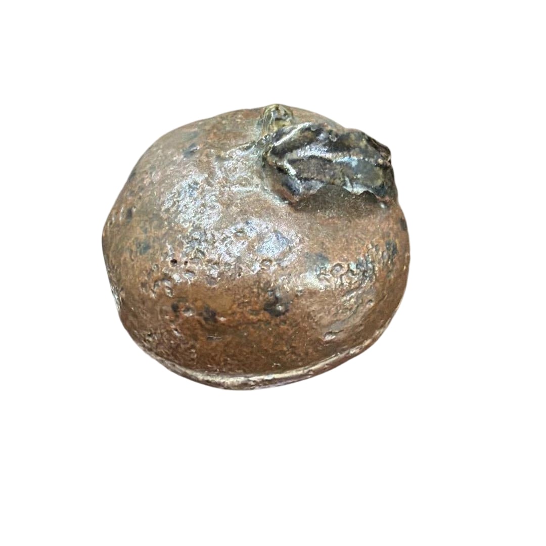Incense Box: This is an incense box used in the tea ceremony. It appears to be designed in imitation of a certain type of citrus fruit. It is approximately 4 centimeters in height and 5 centimeters in width.