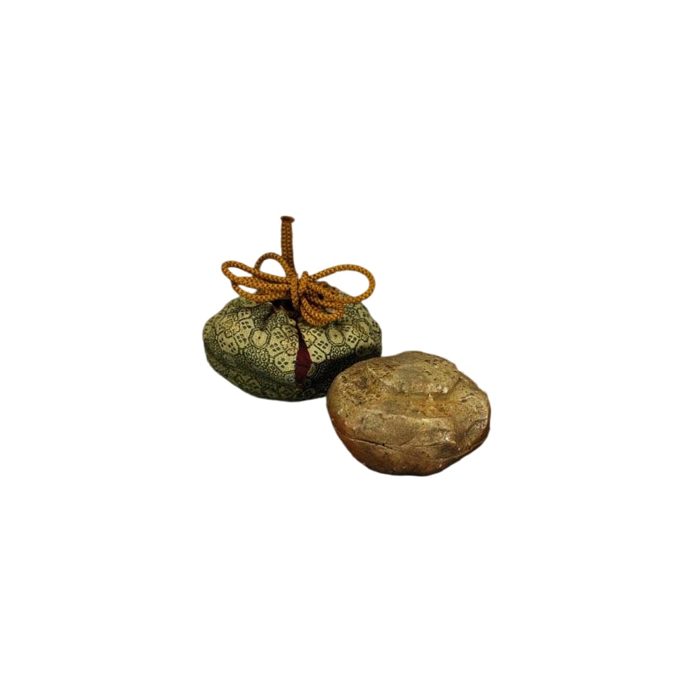 Iga Ware Incense Box with Protective Cloth Cover: Iga Ware Incense Box with Protective Cloth Cover Dimensions: 6.4 cm x 6.5 cm, Height 3.3 cm Details and Condition: There are scratches. Please note that the item may exhibit some signs of use,