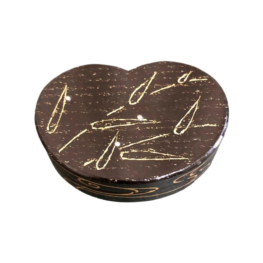 A fan-shaped incense box by Tsujii Sekisai, featuring a design of reeds and flowing water.: This is a fan-shaped incense box crafted by Tsujii Sekisai, featuring a design of reeds and flowing water. Accompanied by the original box. Dimensions 5.7 cm (height) x 7.7 cm (width) x 2.2 cm (depth)