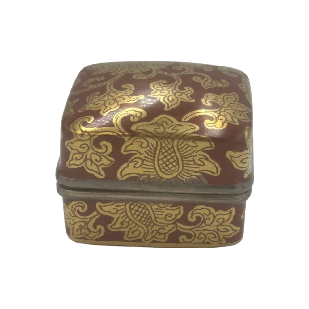 A rare and exquisite item: A square incense box in blue and white porcelain by Miura Chikuken. (1 of 11)