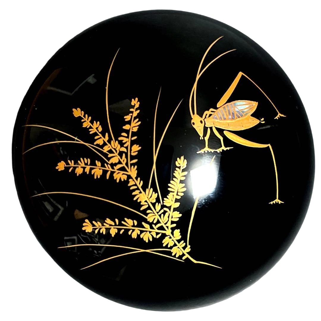 Circular lacquer incense box with insect motif, decorated with autumn grasses and insect patterns,: Circular Lacquer Incense Box with Insect Motif, decorated with autumn grasses and insect patterns, inlaid with mother-of-pearl. Suitable for tea ceremony and incense utensils. Dimensions approximately